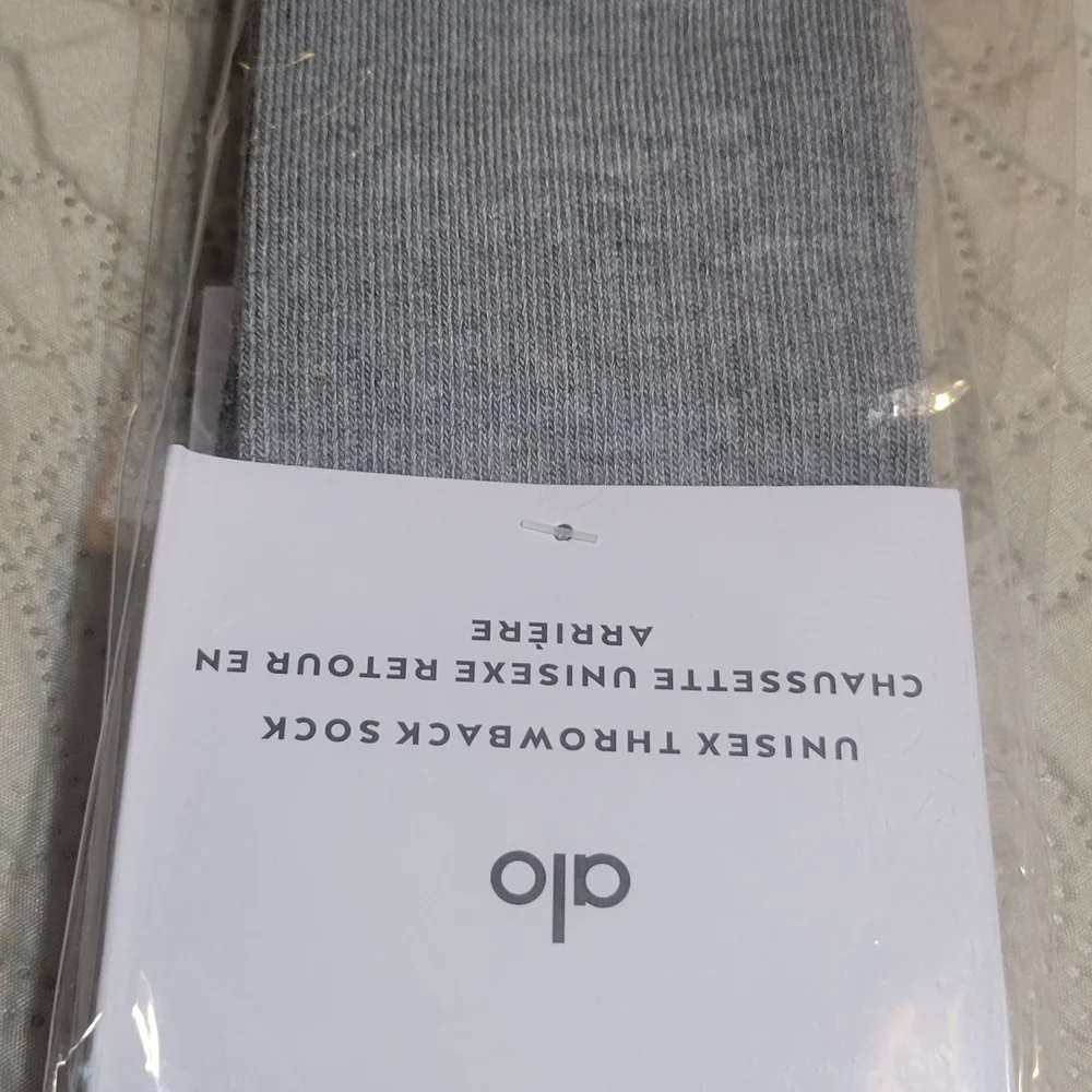 3 Pair Of Alo Yoga Unisex Throwback Socks - White, Black, and Gray Size Medium - Picture 3 of 4